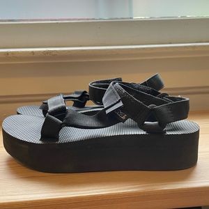 Teva Flatform Universal sandal black | size 9